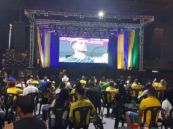 Torcida brasileira na Matrix, em Cariacica, para estreia do Brasil na Copa