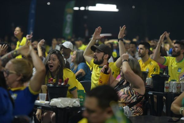 Torcida no Matrix Shows, em Cariacica, acompanha estreia do Brasil na Copa contra a Sérvia por Fernando Madeira