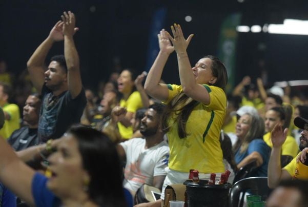 Torcida no Matrix Shows, em Cariacica, acompanha estreia do Brasil na Copa contra a Sérvia por Fernando Madeira
