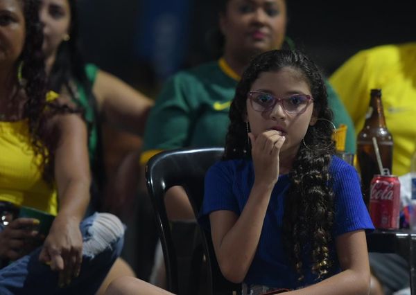 Torcida no Matrix Shows, em Cariacica, assiste estreia do Brasil na Copa  por Fernando Madeira