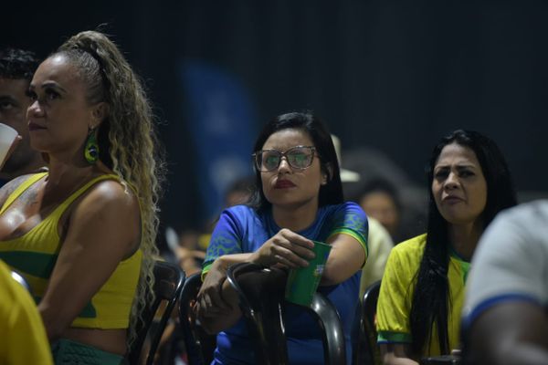 Torcida no Matrix Shows, em Cariacica, assiste estreia do Brasil na Copa  por Fernando Madeira