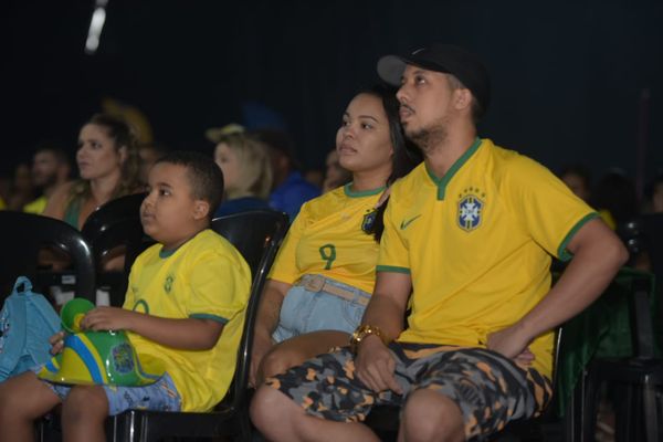 Torcida no Matrix Shows, em Cariacica, assiste estreia do Brasil na Copa  por Fernando Madeira