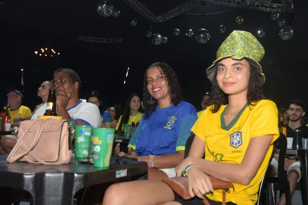 Torcida no Matrix Shows, em Cariacica, assiste estreia do Brasil na Copa  por Fernando Madeira