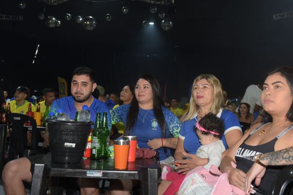 Torcida no Matrix Shows, em Cariacica, assiste estreia do Brasil na Copa  por Fernando Madeira