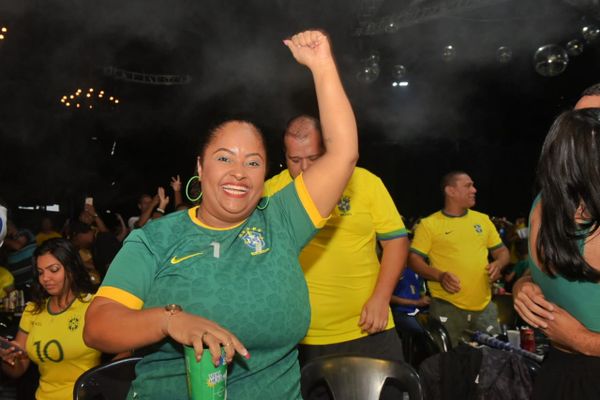 Torcida no Matrix Shows, em Cariacica, comemora vitória do Brasil na Copa contra a Sérvia por 2 a 0 por Fernando Madeira