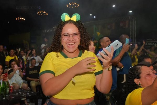 Torcida no Matrix Shows, em Cariacica, comemora vitória do Brasil na Copa contra a Sérvia por 2 a 0 por Fernando Madeira
