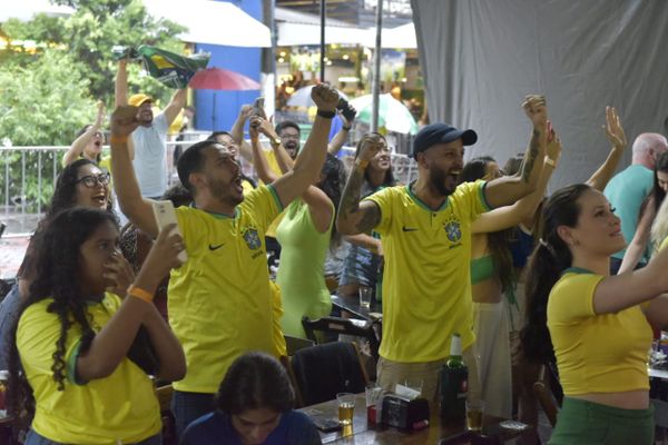 Torcida no Triângulo das Bermudas, na Praia do Canto, Vitória, comemora gol do Brasil na Copa  por Ricardo Medeiros
