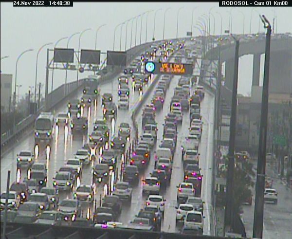 Trânsito intenso na Terceira Ponte, entre Vitória e Vila Velha