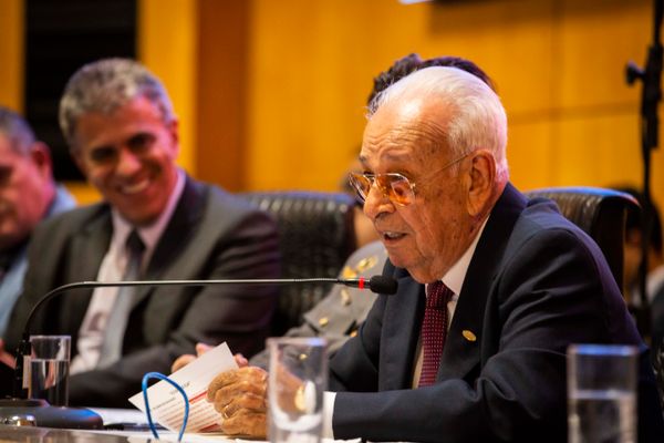 A entrega da Comenda de Mérito Legislativo Gedelti Victalino Teixeira Gueiros foi marcada por um sentimento de gratidão e momentos de emoção
