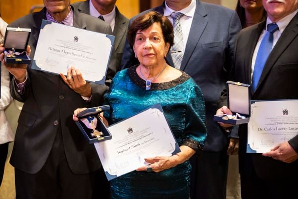 A entrega da Comenda de Mérito Legislativo Gedelti Victalino Teixeira Gueiros foi marcada por um sentimento de gratidão e momentos de emoção
