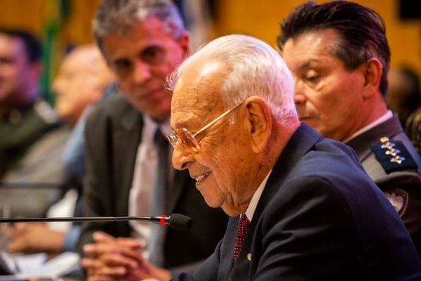 A entrega da Comenda de Mérito Legislativo Gedelti Victalino Teixeira Gueiros foi marcada por um sentimento de gratidão e momentos de emoção
