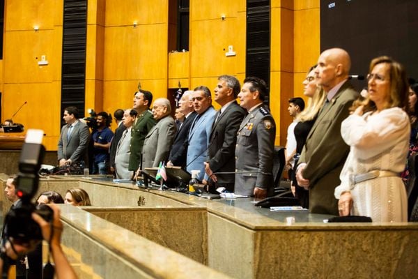 A entrega da Comenda de Mérito Legislativo Gedelti Victalino Teixeira Gueiros foi marcada por um sentimento de gratidão e momentos de emoção