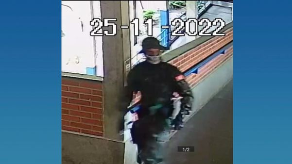 Atirador entra em escolas e atira contra alunos e professores