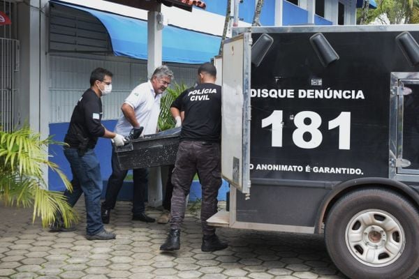 Corpos de professoras mortas vítimas do ataque são levados para o DML por Fernando Madeira