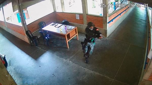 Momento em que o atirador entra na escola em Aracruz