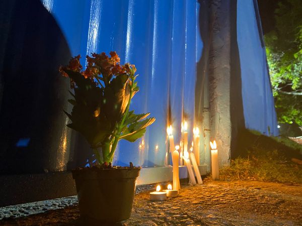 Moradores em Aracruz colocam velas em frente à escola alvo de ataques por Cristian Miranda