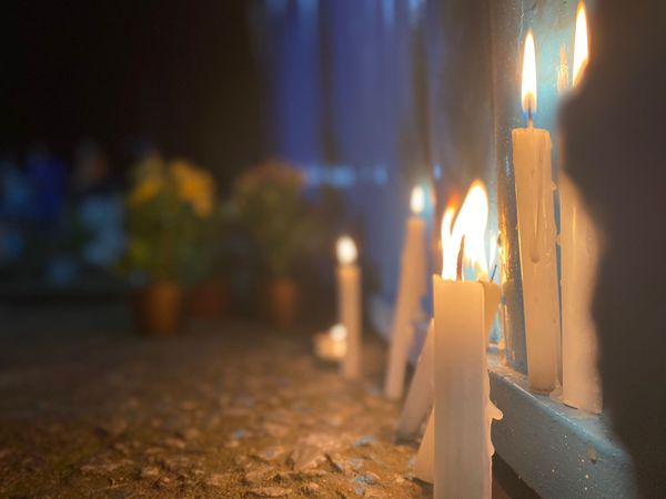 Moradores em Aracruz colocam velas em frente à escola alvo de ataques