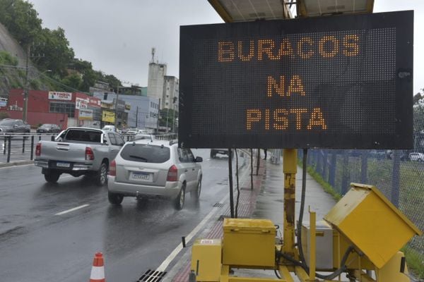 Operação tapa-buracos é sinalizada na Avenida Leitão da Silva, em Vitória