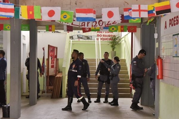 Polícia Militar, Polícia Civil, Perícia e Rabecão na escola estadual Primo Bitti, em Aracruz, onde ocorreu ataque por atirador