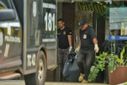 Polícia retira corpo de estudante morta no ataque(Fernando Madeira)