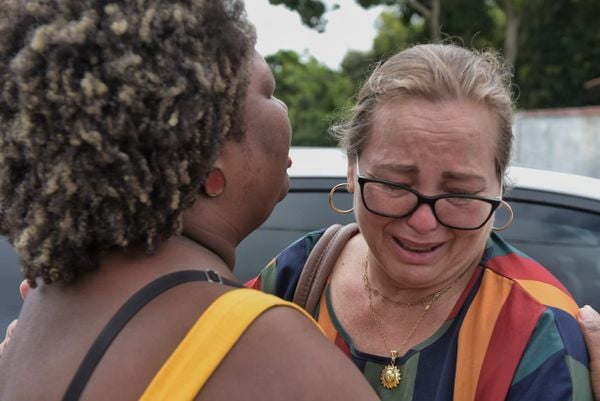 Professora Ana Paula Rocha (a esquerda) e Simone Bianchini (a direita) lamentam o ocorrido em Escola por Fernando Madeira