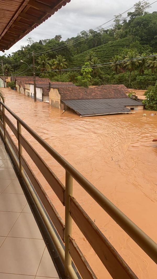 Vila Pavão fica debaixo d'água após chuva forte no ES por Leitor | A Gazeta