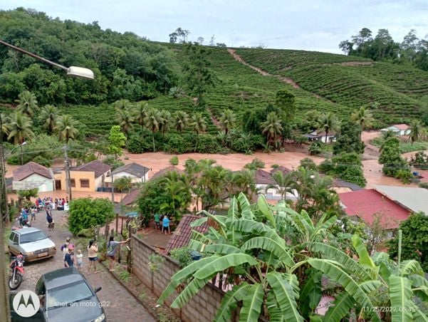 Vila Pavão fica debaixo d'água após chuva forte no ES por Leitor | A Gazeta