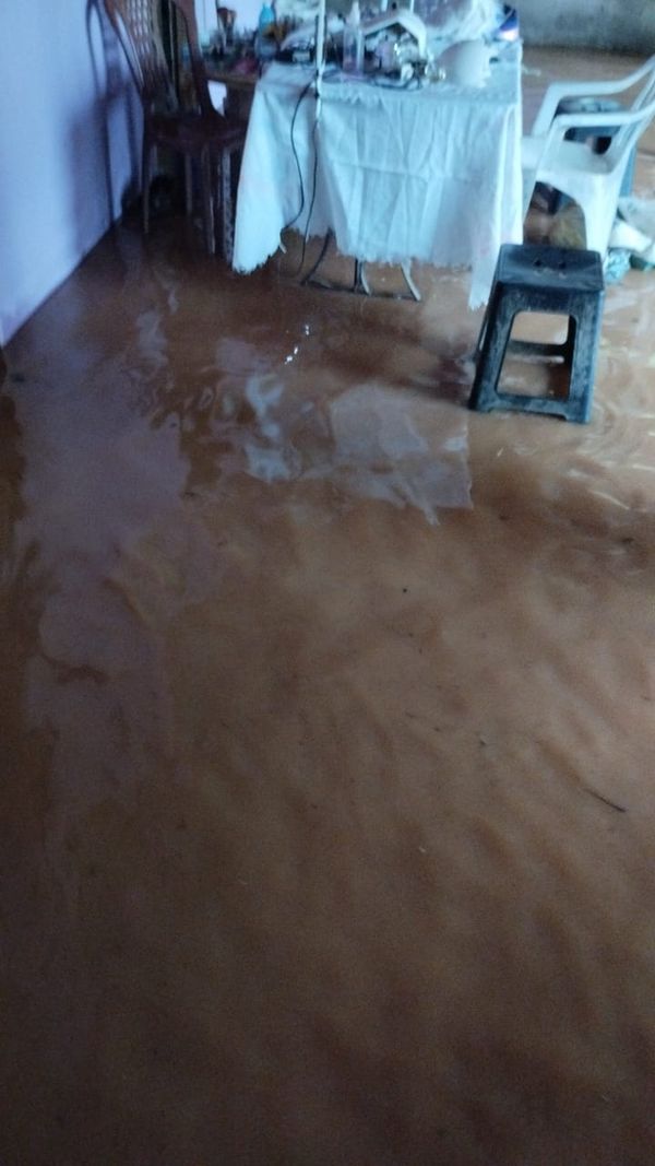 Vila Pavão fica debaixo d'água após chuva forte no ES por Leitor | A Gazeta