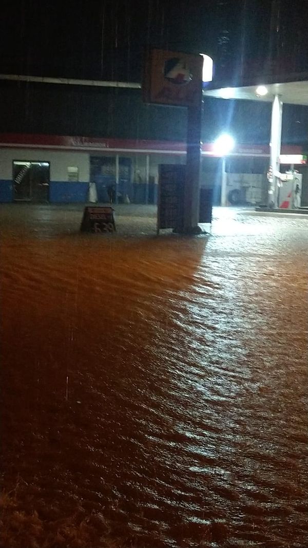 Vila Pavão fica debaixo d'água após chuva forte no ES por Leitor | A Gazeta