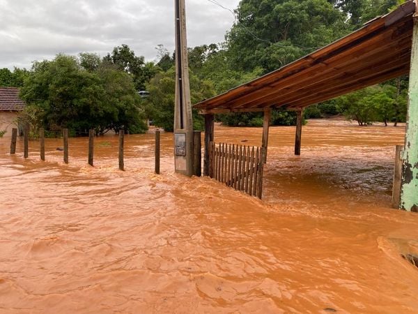 Vila Pavão fica debaixo d'água após chuva forte no ES por Leitor | A Gazeta