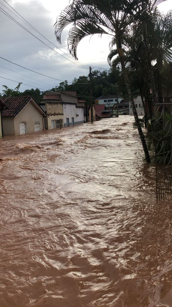 Vila Pavão fica debaixo d'água após chuva forte no ES por Leitor | A Gazeta