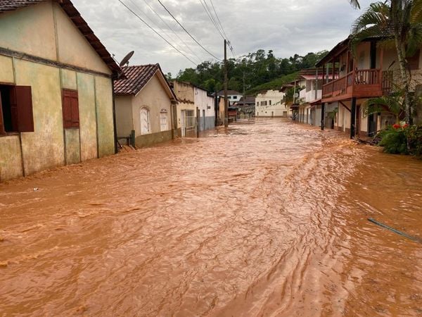 Vila Pavão fica debaixo d'água após chuva forte no ES por Leitor | A Gazeta