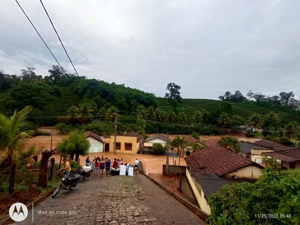 Vila Pavão fica debaixo d'água após chuva forte no ES por Leitor | A Gazeta