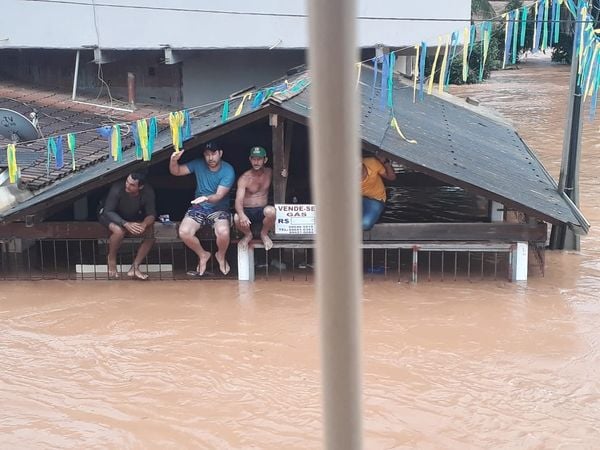 Vila Pavão fica debaixo d'água após chuva forte no ES por Leitor | A Gazeta
