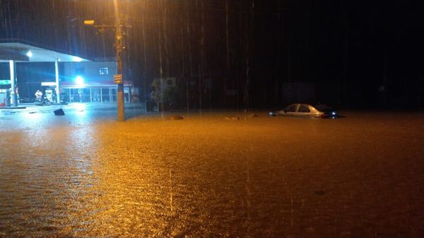 Vila Pavão fica debaixo d'água após chuva forte no ES por Leitor | A Gazeta
