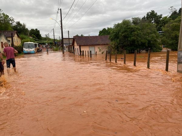 Vila Pavão fica debaixo d'água após chuva forte no ES por Leitor | A Gazeta