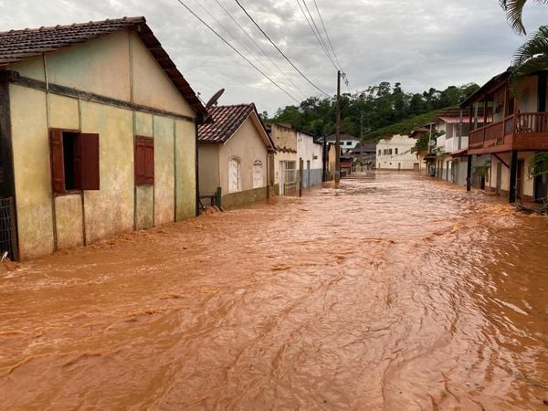 Vila Pavão fica debaixo d'água após chuva forte no ES por Leitor | A Gazeta
