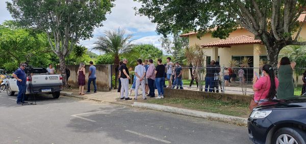 Ataques em Aracruz: velório da professora da Escola Estadual Primo Bitti, Maria da Penha Pereira de Melo Banhos por Malu Silper
