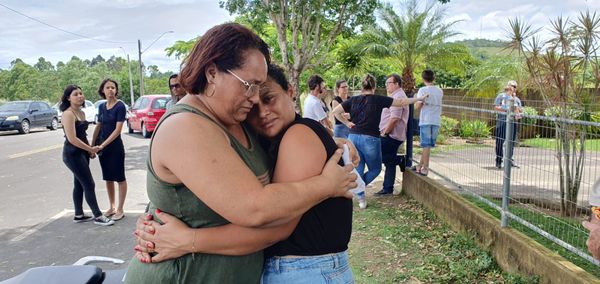 Jéssica dos Santos Conceição Perini, professora de biologia da Escola Estadual Primo Bitti estava na sala dos professores na  hora do ataque. Foi atingida de raspão na cabeça. Ela abraça a mãe, que também é professora por Malu Silper