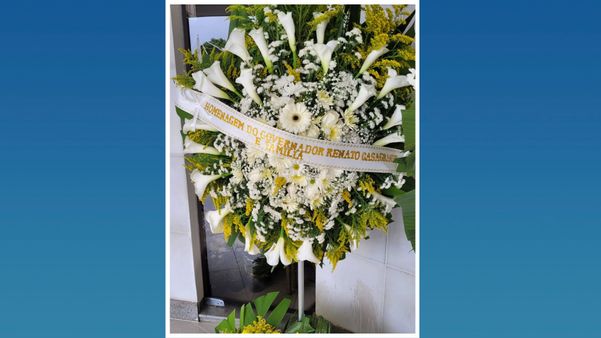Coroa de flores enviada pelo governador Renato Casagrande ao velório da professora Flávia Leonardo