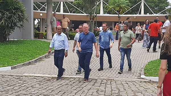 O governador Renato Casagrande chega a velório de professora na Serra ao lado do prefeito de Aracruz, Coutinho e o secretário de Educação, Vitor de Angelo