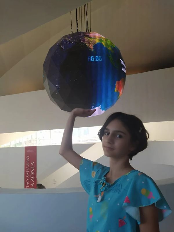 Selena Sagrillo em visita a museu 