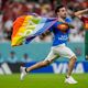 Imagem - Homem invade campo com bandeira LGBTQIA+ em jogo da Copa