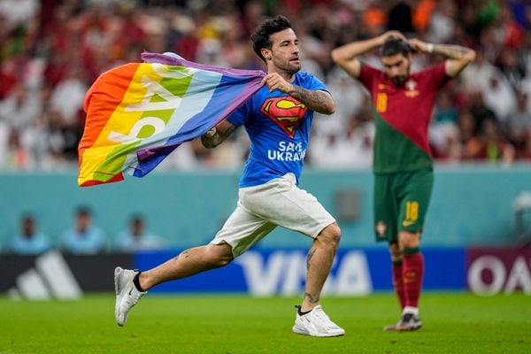 Homem invade o campo com bandeira de arco-íris durante a partida entre Portugal e Uruguai