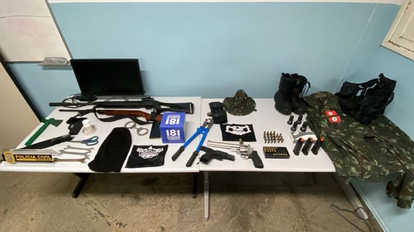 Imagens do material apreendido na residência do adolescente que atacou escolas em Aracruz