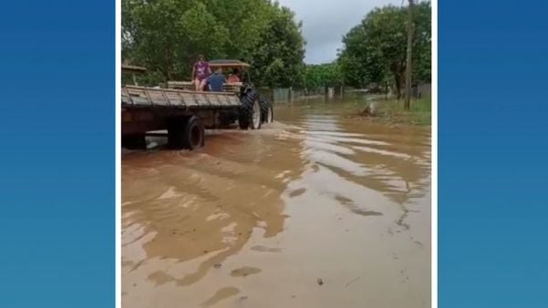 Morador utiliza trator em Pontal do Ipiranga