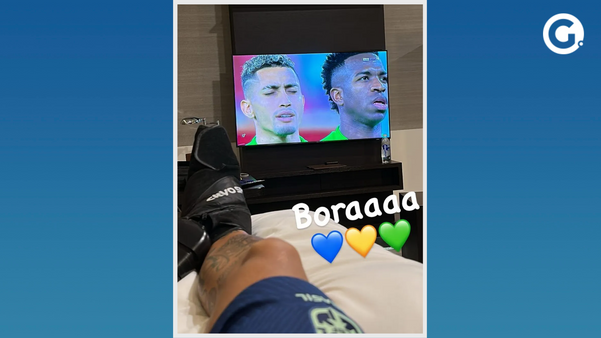 Neymar faz tratamento no tornozelo durante jogo entre Seleção Brasileira