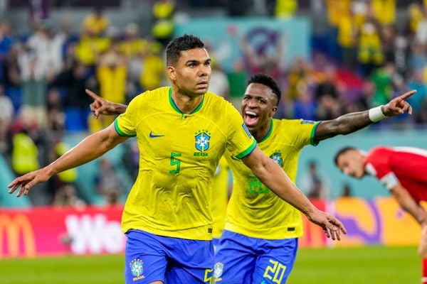 O jogador Casemiro, da Seleção Brasileira, comemora após marcar seu gol 