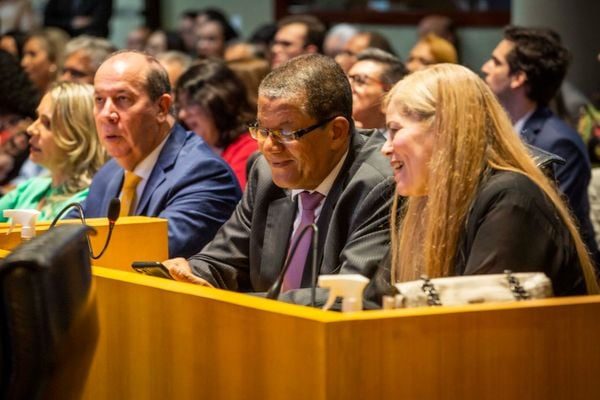 Pastor Luiz Eugênio e sua esposa, durante homenagem na Assembleia Legislativa
