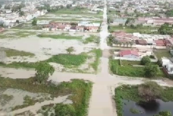 Ruas alagadas em Guriri no domingo (27)
